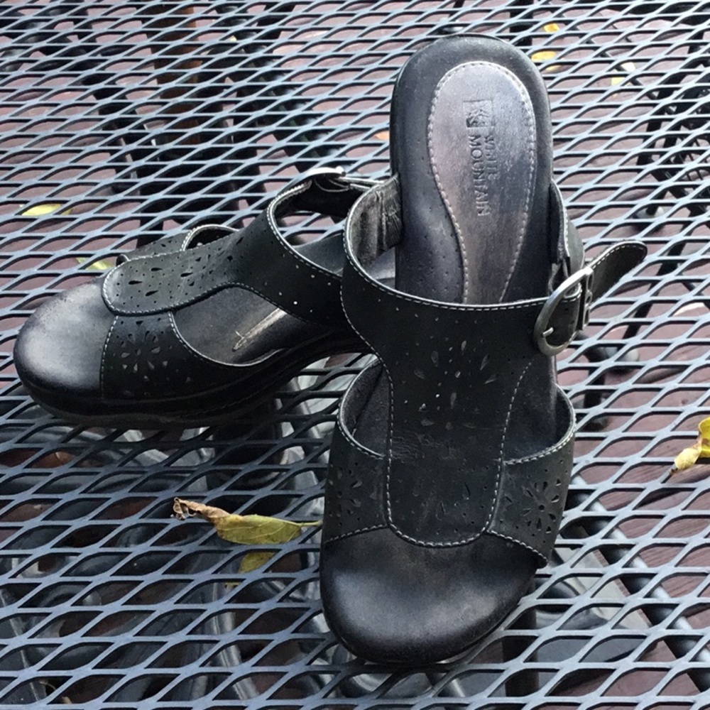 White Mountain Y2K black comfort sandals